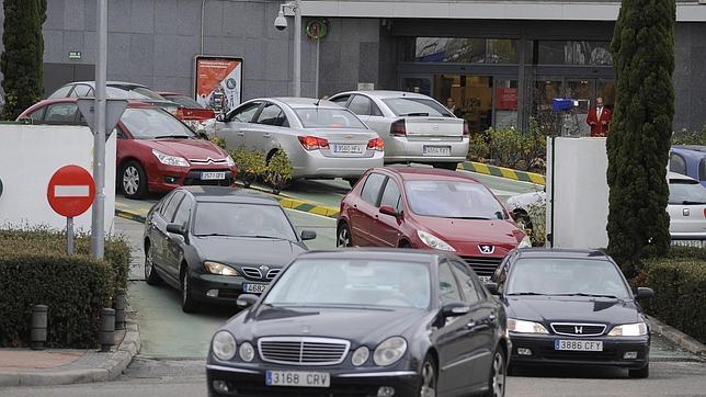 Un atasco en Alcalá de Henares. Los alrededores de las grandes ciudades presentan especial riesgo para los alérgicos