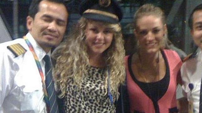 El copiloto del avión de Malasia fumó y se hizo fotos con mujeres durante un vuelo en 2011