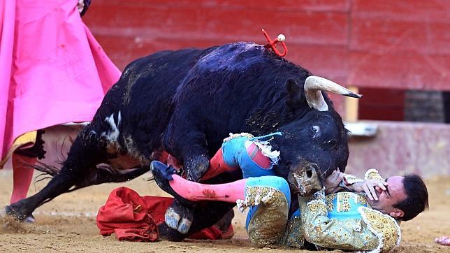 Percance y triunfo de Enrique Ponce en la Feria de Fallas