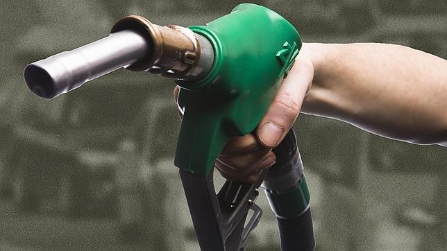 Llenar el depósito de un vehículo es hoy entre 5 y 7 euros más barato que hace un año