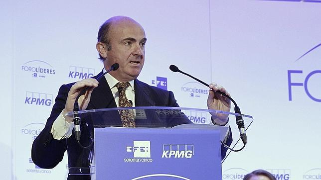 De Guindos prevé que la economía crezca al menos el 0,2% en el primer trimestre