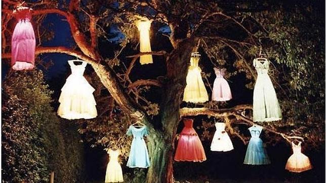 Una foto de vestidos colgando de un árbol, publicada en el Facebook de L'Wren Scott después de su muerte