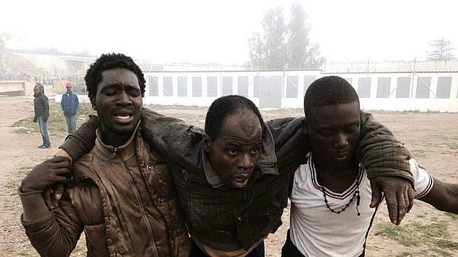 Unos 500 inmigrantes entran en Melilla en un salto masivo a la valla