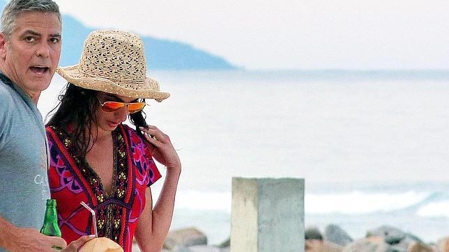 George Clooney retorna a la sabana con su nueva novia