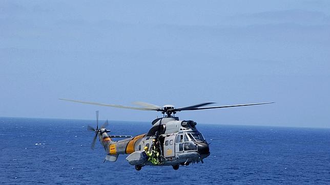 Un gallego entre los cuatro desaparecidos al caer al mar un helicóptero