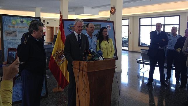 El único rescatado dice que el helicóptero cayó al mar por «causas desconocidas»