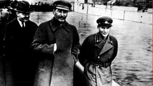 Esta imagen se manipuló y desapareció de ella el joven que tiene Stalin a su izquierda
