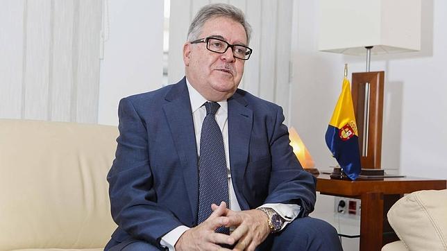 Bravo de Laguna rememora a un Suárez «importantísimo» para la transición pero también «muy cariñoso y muy humano»