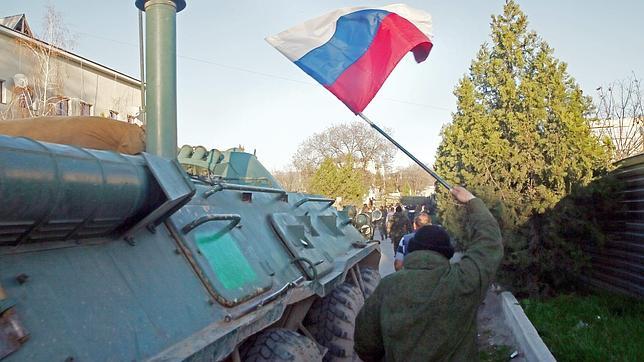 Los blindados rusos irrumpen en la base aérea de Belbek