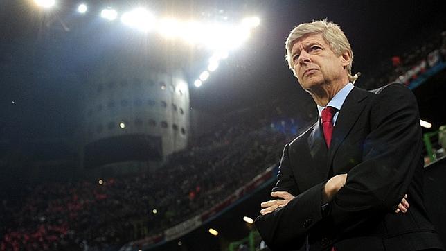 Wenger, muy serio, en la derrota en Champions ante el Milán (4-0)