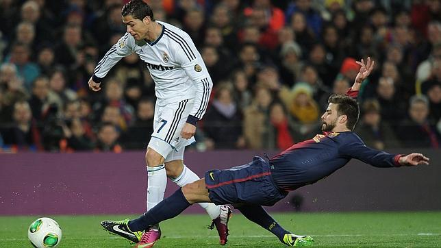 Piqué, en el momento del penalti a Cristiano Ronaldo