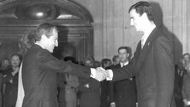 Suárez, junto a Felipe de Borbón, el día en que recibió el premio Príncipe de Asturias
