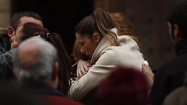 Familiares y vecinos de la pequeña fallecida se abrazan, ayer en el funeral oficiado en La Puebla