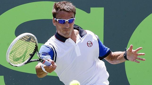 Robredo elimina a Bennetau y desafía a Djokovic