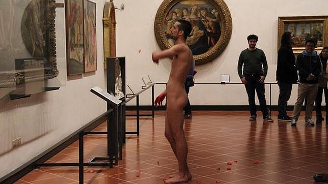 Un turista español se desnuda ante la Venus de Botticelli en el Museo Uffizi