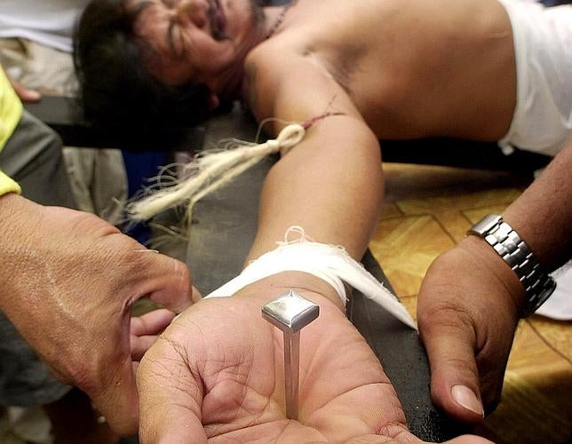 Un indonesio siendo crucificado durante las celebraciones de la Semana Santa en Indonesia