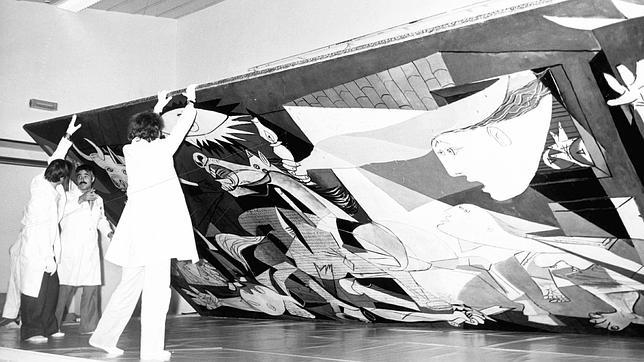 Suárez fraguó la llegada a España del «Guernica», el último exiliado