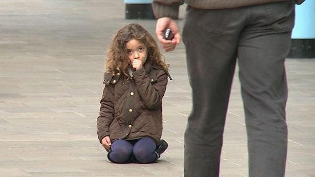 ¿Cuántas personas se pararían a ayudar a dos niñas perdidas en un centro comercial?
