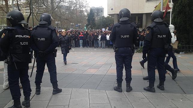 Una concentración ilegal de centenares de personas pide libertad para los detenidos del 22-M en Plaza Castilla