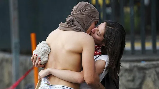 Un beso y una piedra, la foto símbolo de la protesta en Caracas