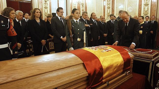 Los Reyes se despiden de Adolfo Suárez: «Es una gran pena»