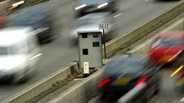 ¿Puede conducir tan rápido que no le pillen las cámaras de velocidad?