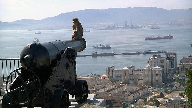 El Peñón denuncia la agresión de cuatro encapuchados a agentes de Aduanas