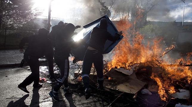 Nuevo plan de los antisistema: «Cazar a un policía»