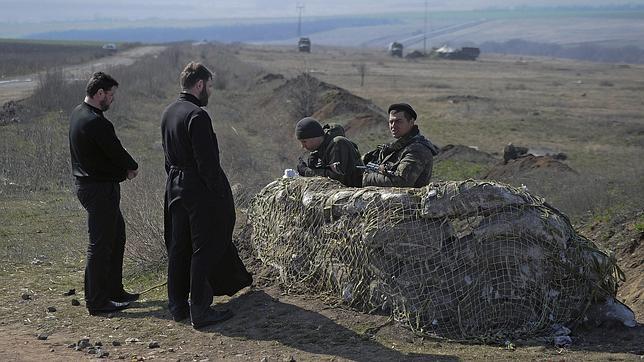 Las tropas ucranianas en Crimea abandonan la península sin armas ni vehículos