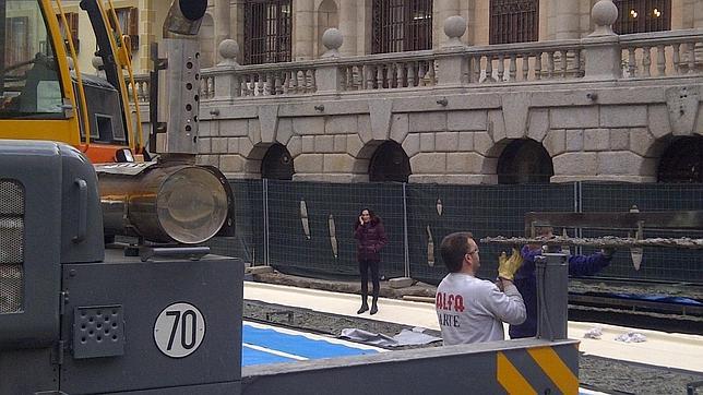 Cristina Iglesias supervisa su obra «Tres aguas» en el Ayuntamiento