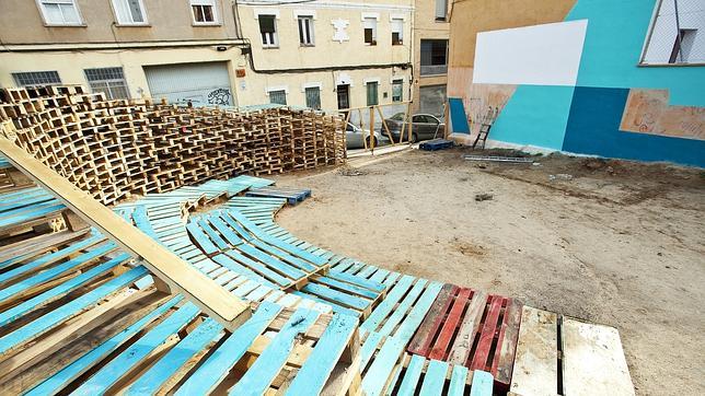 Estructura de madera con tonos azules