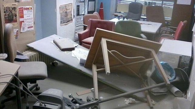 Así quedó la sala del Foro Universitario Francisco de Vitoria tras el paso del grupo de ultraizquierda
