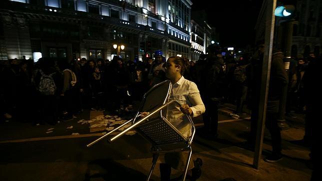 Una carga policial disuelve a los radicales al cortar Gran Vía tras dos protestas de estudiantes