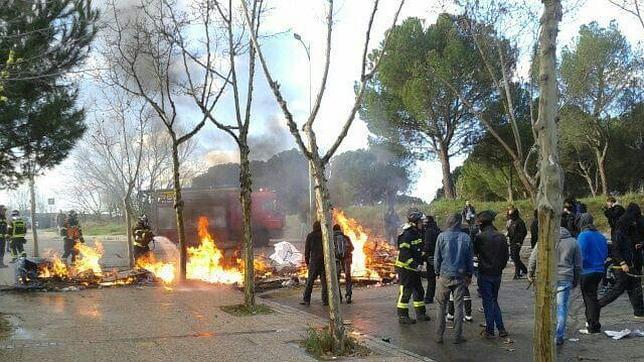 Barricadas y contenedores quemados en el campus