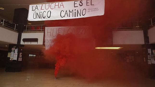 Doscientos radicales lanzan botes de humo en la Facultad de Derecho de la Complutense