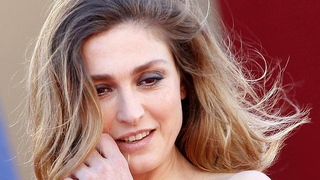 Condenan a «Closer» a pagar 15.000 euros por las fotos de Gayet con Hollande