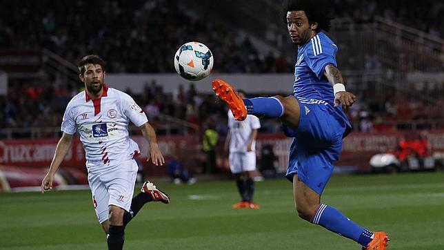 Marcelo, controlando un balón ante la mirada de Koke