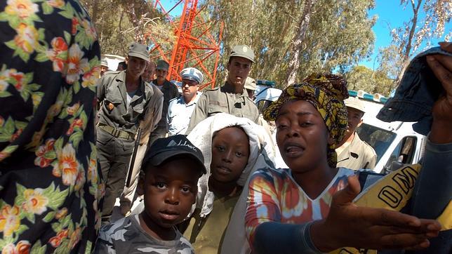 Una decena de ONGs marroquíes piden a la ONU observadores internacionales en la valla