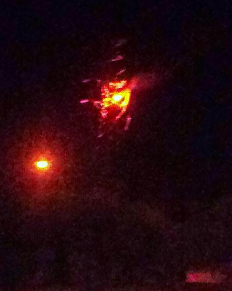 Chispas y llamas en una torre eléctrica de Cabanillas del Campo