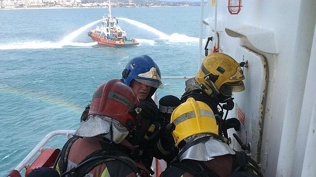 Un incendio en un barco frente al Puerto Tarragona obliga a evacuar a 18 personas