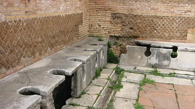 Los indiscretos aseos públicos de la Antigua Roma