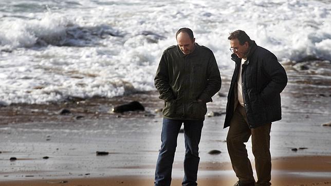 El armador del Santa Ana busca en las playas de Suances al último marinero