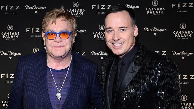 Elton John se casará en mayo