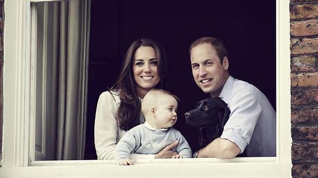 Nueva foto oficial del Príncipe Jorge con los duques de Cambridge