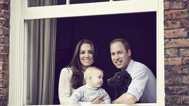 Nueva foto oficial del Príncipe Jorge con los duques de Cambridge