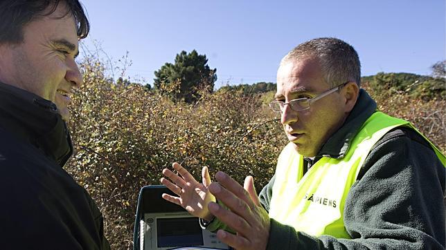 Luis Avial (derecha), geofísico y experto en la tecnología del georradar