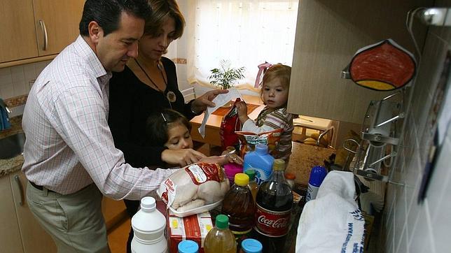 Más de la mitad de las familias españolas viven con menos de 2.000 euros al mes