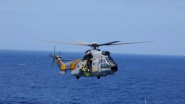 Defensa negocia con una compañía el rescate del helicóptero siniestrado en Canarias