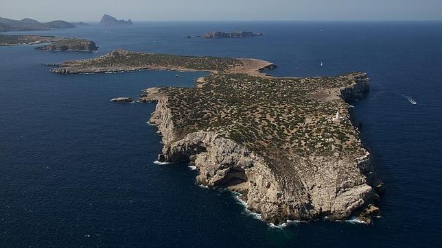 Polémica por la habilitación del faro de la desierta isla Conejera en hotel rural