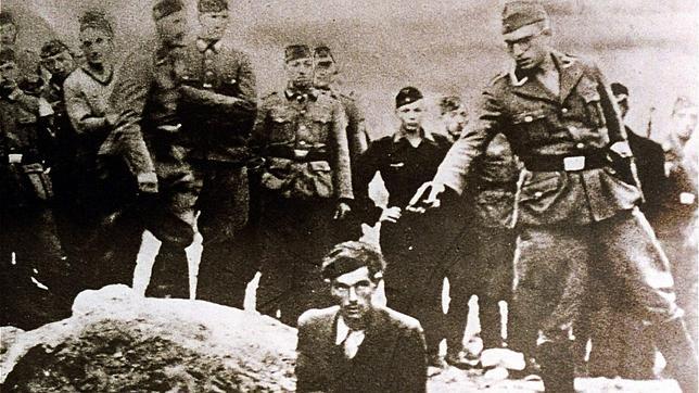 Alrededor de 28.000 judíos fueron asesinados a sangre fría en Vinnitsa (Ucrania) en 1941. A la víctima de esta foto, sentado en su fosa antes de ser ejecutado se conoce como «El último de Vinnitsa»